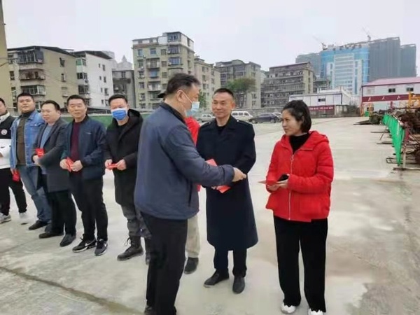 南昌市政建設(shè)集團(tuán)領(lǐng)導(dǎo)春節(jié)慰問(wèn)春節(jié)值班員工6004.jpg