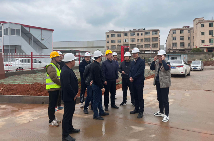 市政公用集團副總經(jīng)理楊閑冬到新建區(qū)職業(yè)技術(shù)學校新校區(qū)建設項目調(diào)研