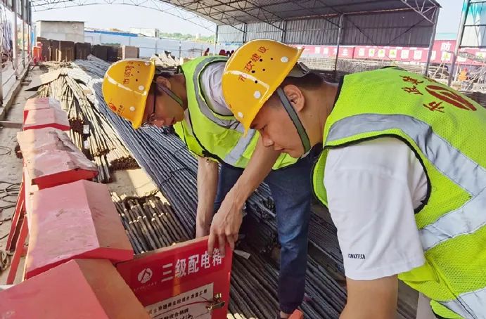 南昌市政建設(shè)集團(tuán)扎實(shí)推進(jìn)高溫季節(jié)安全生產(chǎn)和防暑降溫工作 南昌市政建設(shè)集團(tuán)扎實(shí)推進(jìn)高溫季節(jié)安全生產(chǎn)和防暑降溫工作